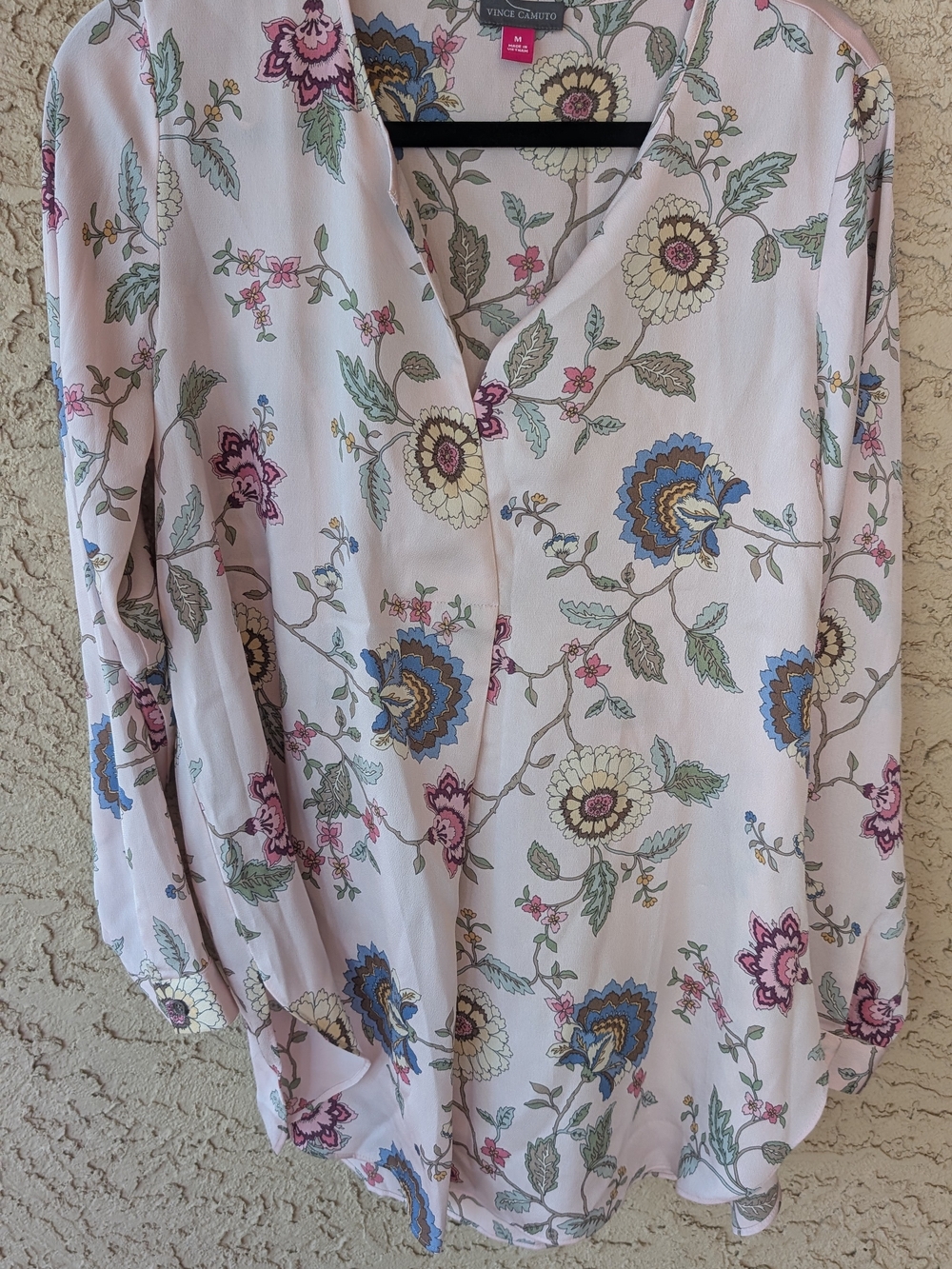 Vince Camuto women’s floral blouse in size Medium featuring a soft blush-pink ba